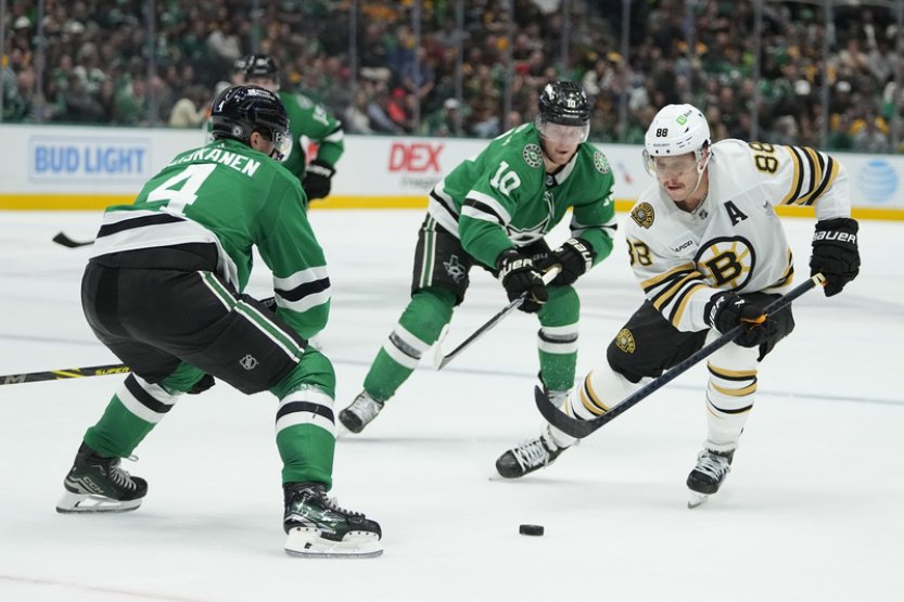 Pastrňák připravil vítězný gól Bostonu, Hronek v NHL bodoval posedmé v řadě