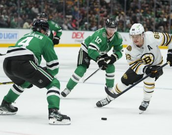 Pastrňák připravil vítězný gól Bostonu, Hronek v NHL bodoval posedmé v řadě