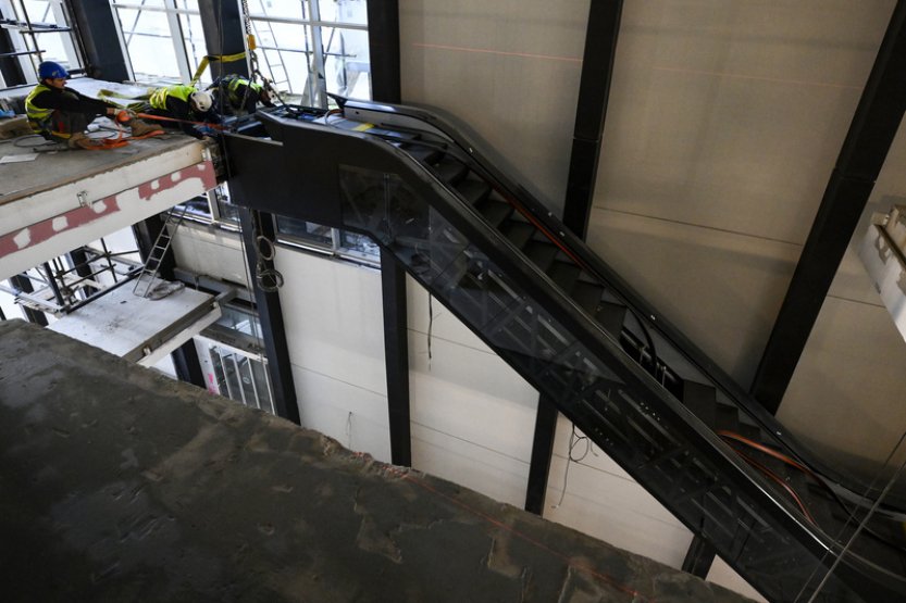 Rekonstrukce OD Máj v Praze bude hotová v květnu, stavbaři instalují eskalátory