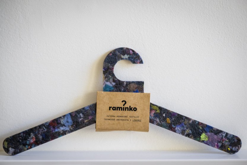 Vědci z liberecké univerzity umí znovu využít staré oděvy včetně knoflíků a zipů