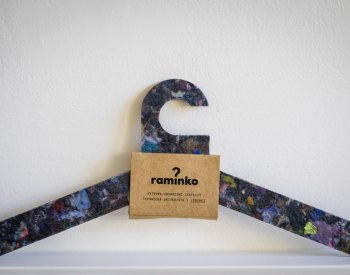 Vědci z liberecké univerzity umí znovu využít staré oděvy včetně knoflíků a zipů