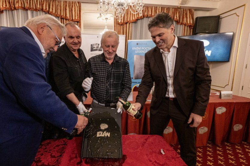 V Praze pokřtili výpravnou publikaci věnovanou slovenské kapele Elán