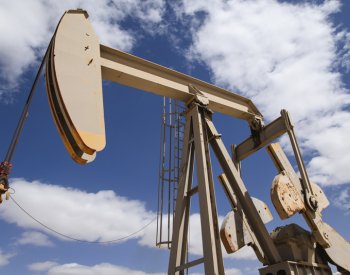 Cena ropy Brent poprvé od července klesla pod 80 dolarů za barel