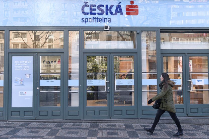 České spořitelně klesl v pololetí zisk o 16 % na 9,3 miliardy korun