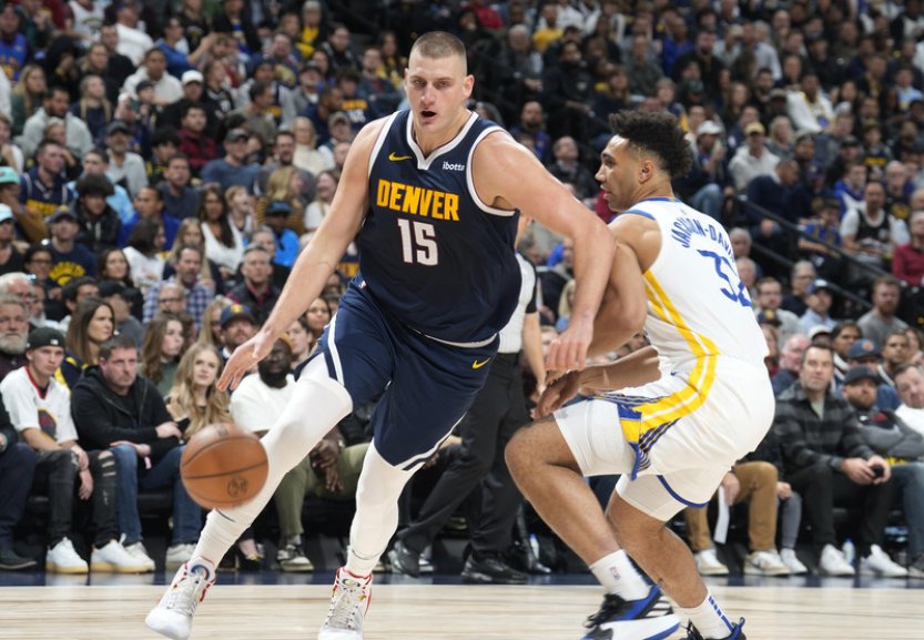Denver zdolal Golden State a dál vládne NBA, Philadelphia uspěla pošesté v řadě