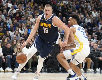Denver zdolal Golden State a dál vládne NBA, Philadelphia uspěla pošesté v řadě