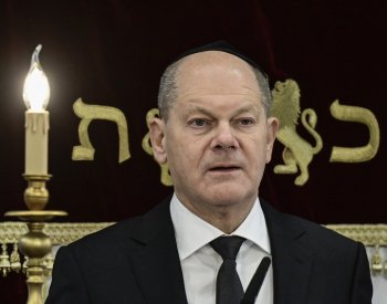 Antisemitismus je jedem naší společnosti, prohlásil německý kancléř Scholz