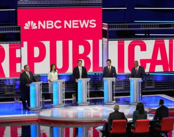 Trumpovi vyzývatelé si vyměňovali rány, zatímco exprezident sám řečnil poblíž