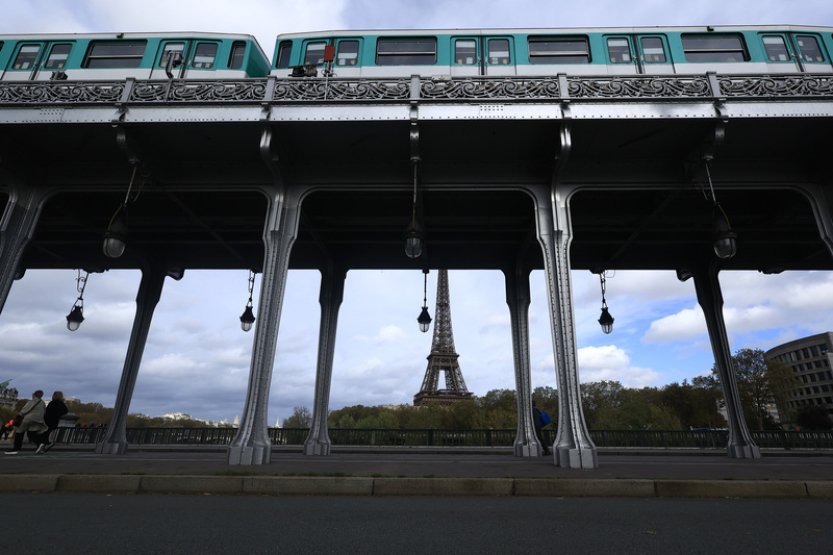 Hoch v pařížském metru napadl rabína, jiný chlapec chtěl pobodat učitelku