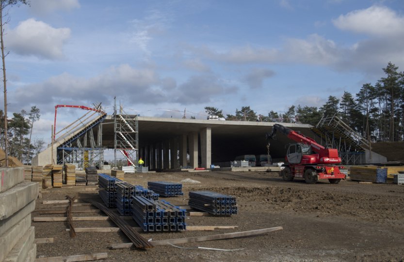 Na stavbě D55 vzniká u Bzence ekodukt pro zvěř, pro snížení výšky je zalomený