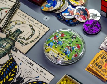 Výstava Kouzlo hraček v hradeckém muzeu nabízí desítky exponátů