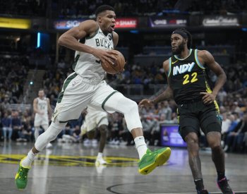Ani 54 bodů Adetokunba nestačilo Milwaukee v NBA k výhře nad Indianou