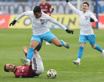 Fotbalisté Sparty bude hájit ligové vedení v Ostravě, Slavia hraje v Olomouci