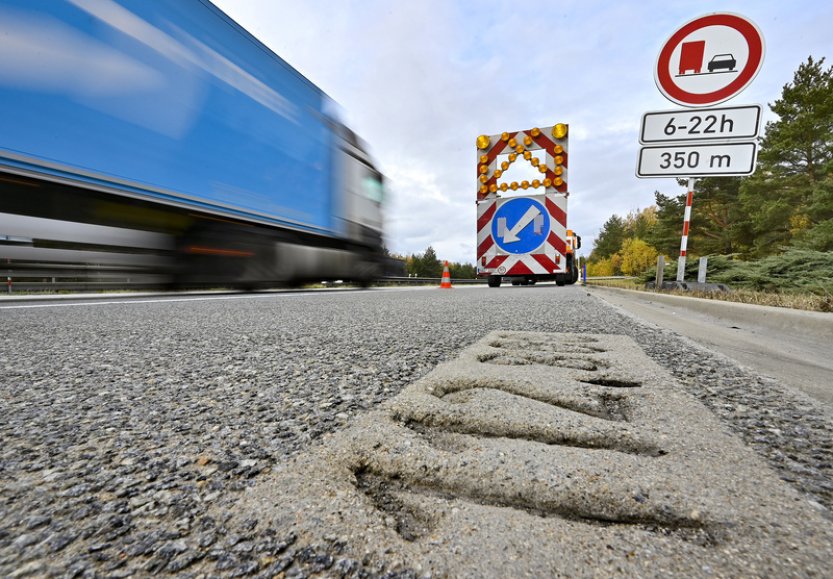 Na dálnici D1 platí ode dneška od 90. do 112. km zákaz předjíždění kamionů