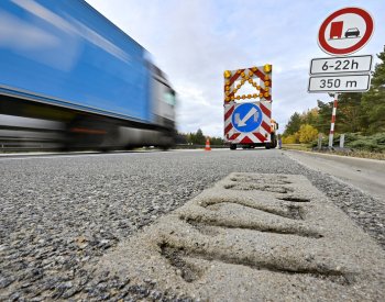 Na dálnici D1 platí ode dneška od 90. do 112. km zákaz předjíždění kamionů