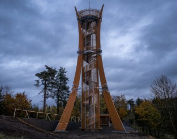 Koberovy na Semilsku mají novou atypickou rozhlednu připomínající raketu