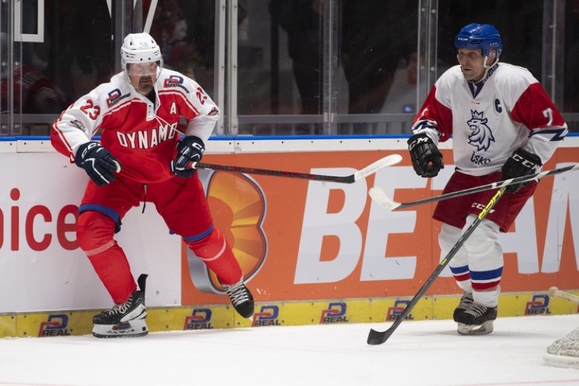 Legendy Pardubic remizovaly v hokejové exhibici s veterány reprezentace 8:8