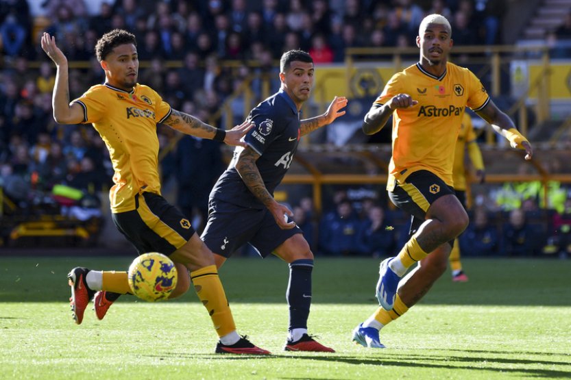 Wolverhampton góly v nastavení porazil Tottenham, který přišel o druhé místo