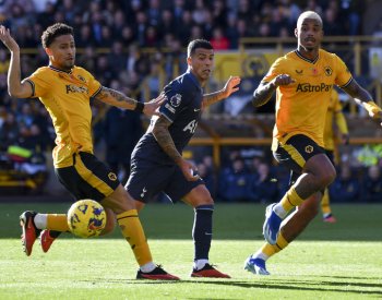 Wolverhampton góly v nastavení porazil Tottenham, který přišel o druhé místo