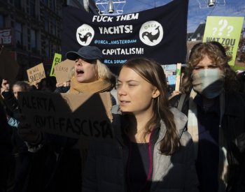 V Amsterodamu desítky tisíc lidí žádaly důraznější přístup ke klimatické změně