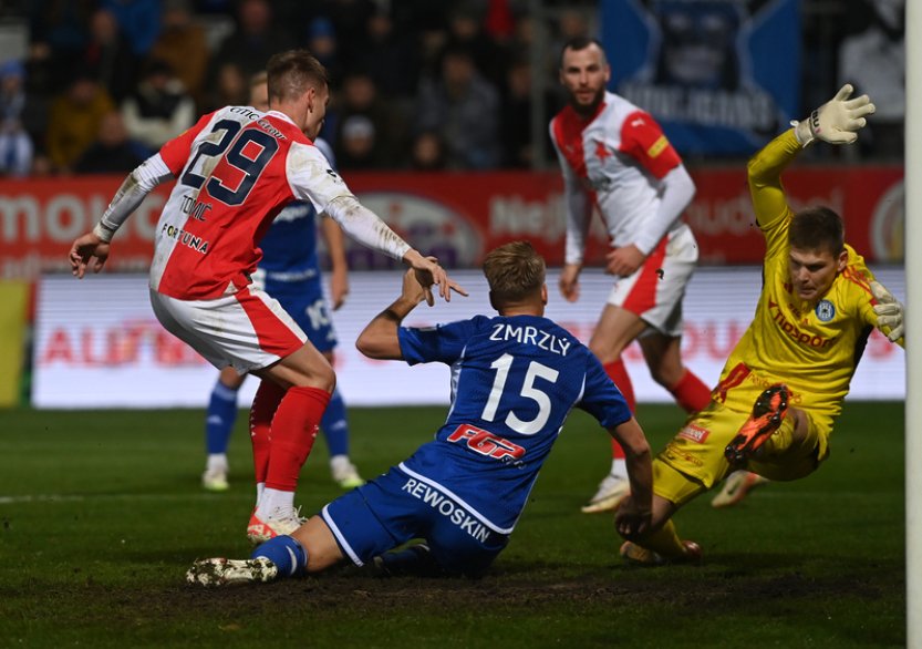 Fotbalisté Slavie vyhráli v Olomouci 3:1 a na vedoucí Spartu ztrácejí dva body