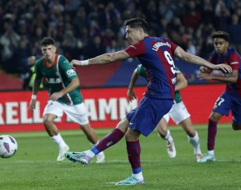 Lewandowski prolomil střelecký půst a Barcelona porazila Alavés 2:1