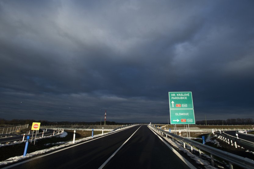 Příprava stavby úseků D35 trvala podle prověrky až 27 let
