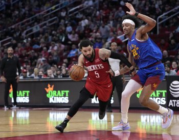 Basketbalisté Houstonu zdolali i mistra z Denveru, NBA vládne Philadelphia