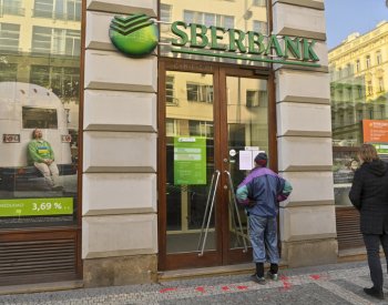 Soud schválil výplatu 57 miliard Kč zhruba 16.000 věřitelů Sberbank CZ