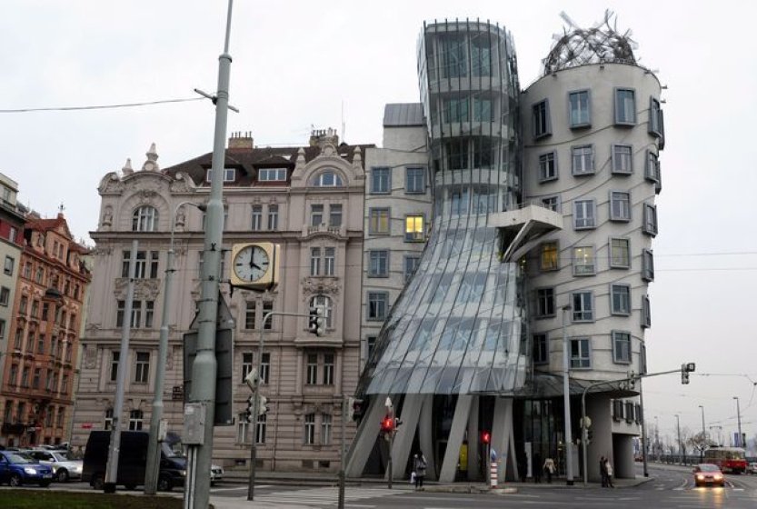 Česká televize se distancuje od výstavy šatů ze StarDance v Galerii Tančící dům