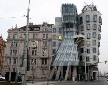 Česká televize se distancuje od výstavy šatů ze StarDance v Galerii Tančící dům