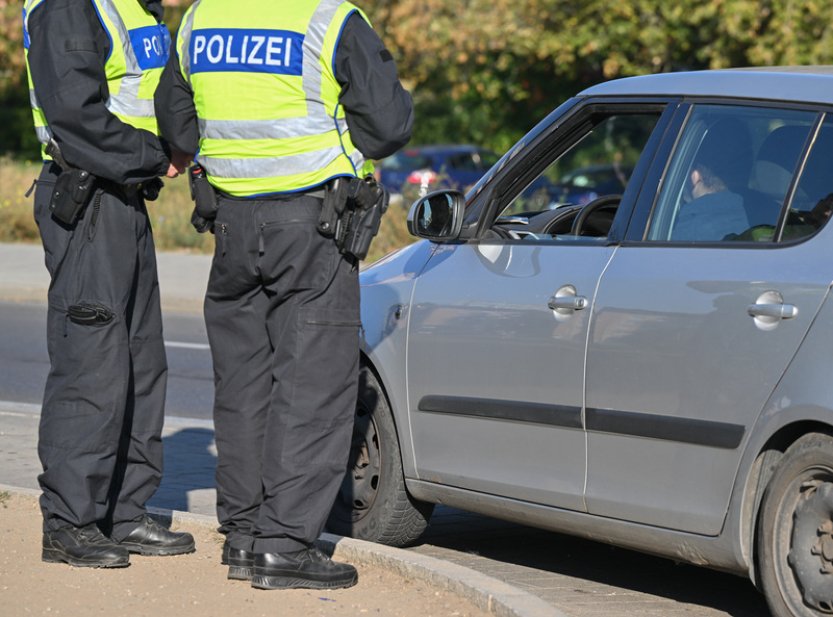 Bavorsko bude migrantům místo dávek v hotovosti dávat předplacené karty