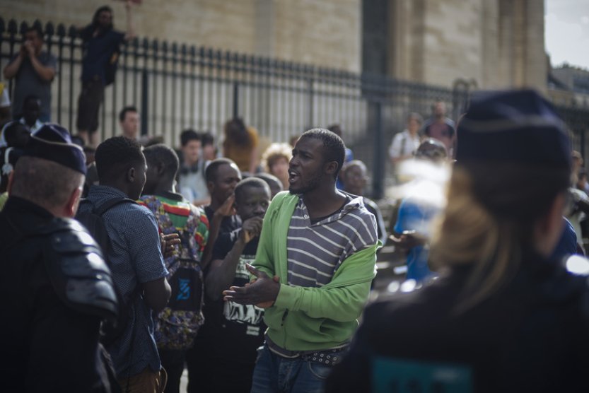 Francouzský Senát chce výrazně zpřísnit návrh migračního zákona