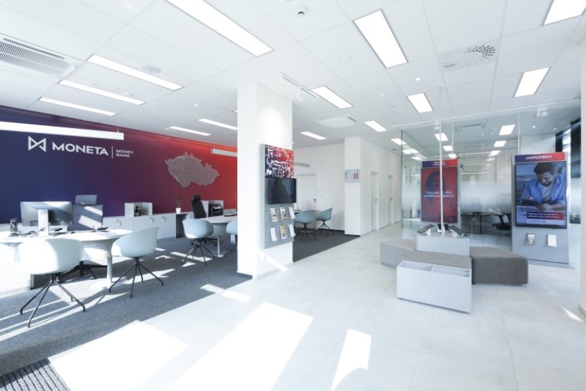 Čistý zisk Monety v pololetí meziročně klesl o 13,7 % na 2,5 miliardy Kč