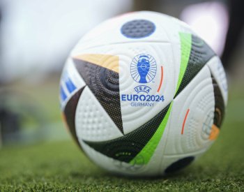 Němci představili v Berlíně míč pro Euro, jmenuje se Fotbalová láska