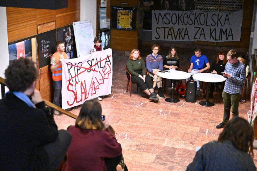 Studenti v Brně spojili stávku za klima s apelem na situaci kina Scala