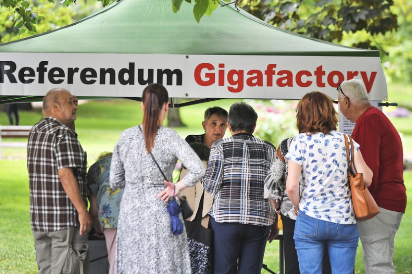 V Plzni sbírají podpisy k referendu proti gigafactory, zatím jich mají asi 1000