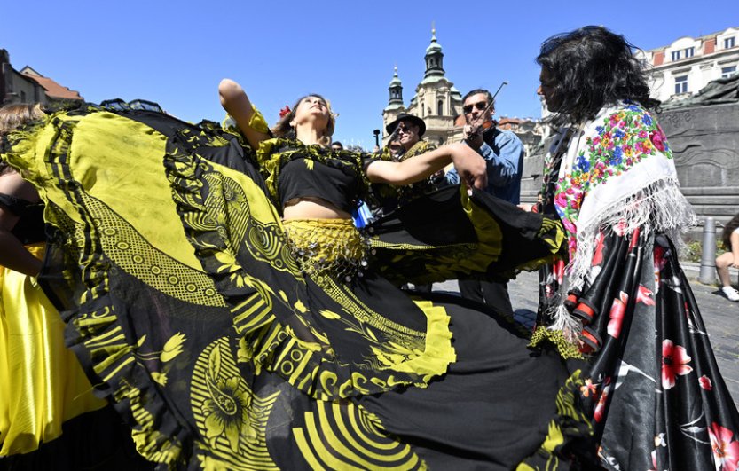 Průvod festivalu Khamoro zaujal v Praze stovky kolemjdoucích