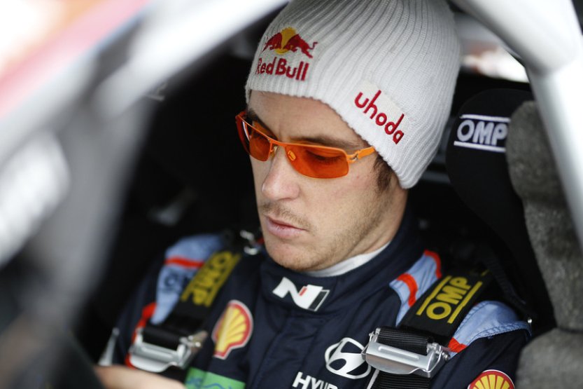 Neuville vede na závěr sezony po prvním dnu Japonskou rallye