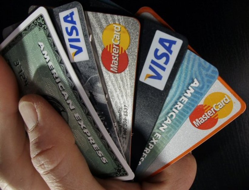 Průzkum KB: Přes dvě třetiny Čechů platí nyní výhradně bezhotovostně