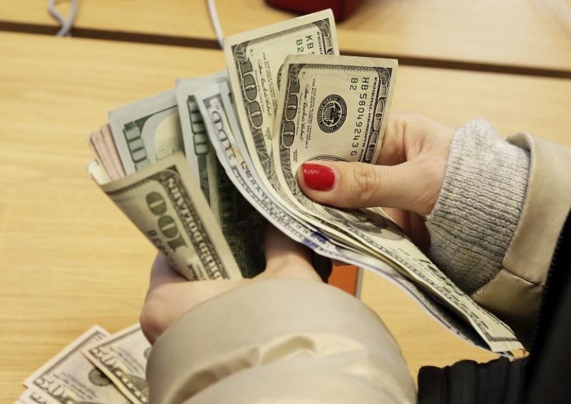 Světový dluh vzrostl na rekordních 307,4 bilionu USD, uvedl institut