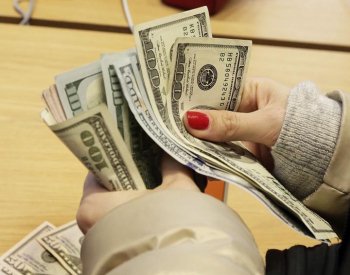 Světový dluh vzrostl na rekordních 307,4 bilionu USD, uvedl institut