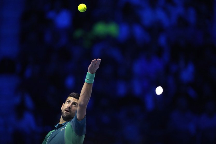 Djokovič na Turnaji mistrů udržel naději, postoupil Sinner