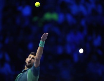 Djokovič na Turnaji mistrů udržel naději, postoupil Sinner