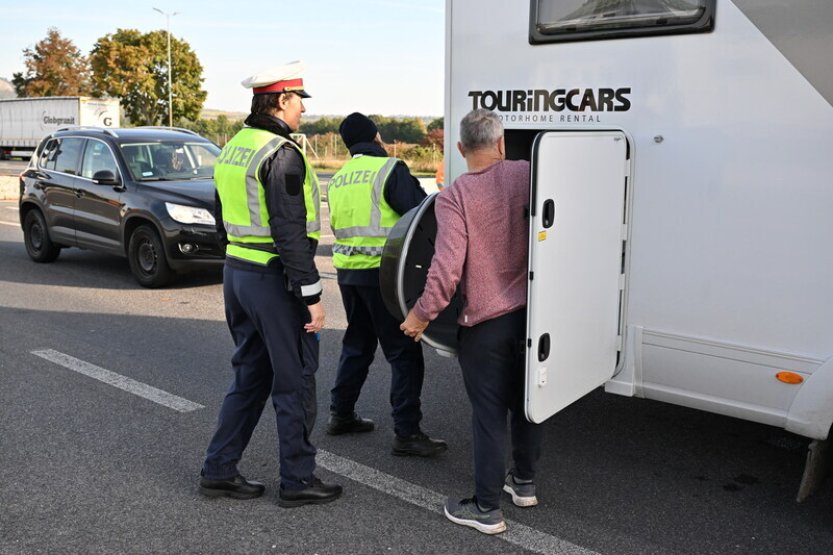 Rakousko o 20 dnů prodlužuje kontroly na hranicích s Českem