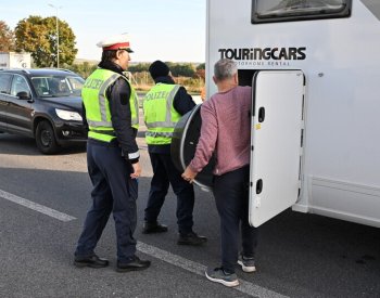 Rakousko o 20 dnů prodlužuje kontroly na hranicích s Českem