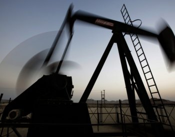 Ropa po čtvrtečním propadu zdražuje, Brent se drží nad 80 dolary za barel