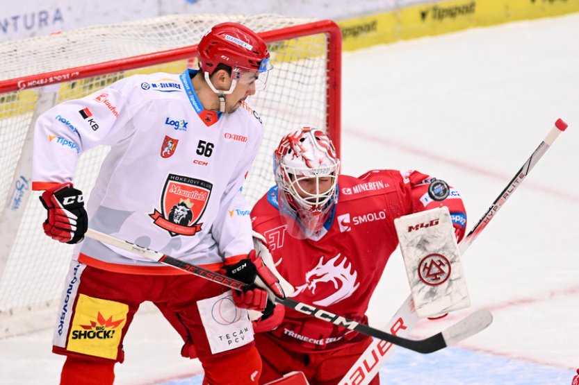 Třinec otočil pěti góly bitvu jarních finalistů, v Hradci vyhrál 5:3