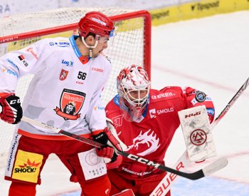 Třinec otočil pěti góly bitvu jarních finalistů, v Hradci vyhrál 5:3