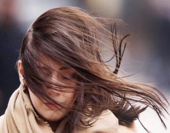 CNN: Proč nizozemská návrhářka plete svetry z lidských vlasů